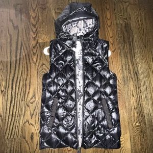 Lulu lemon vest, size 6. Hardly worn. Black quilted outside, snake inside